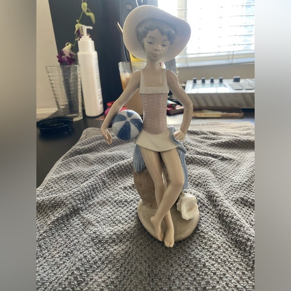 Lladro Girl w Beach Ball - Picture 1 of 5